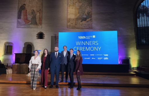 Grupa sześcioro osób nagrodzonych na gali, z tyłu ekran z napisem Winners ceremony